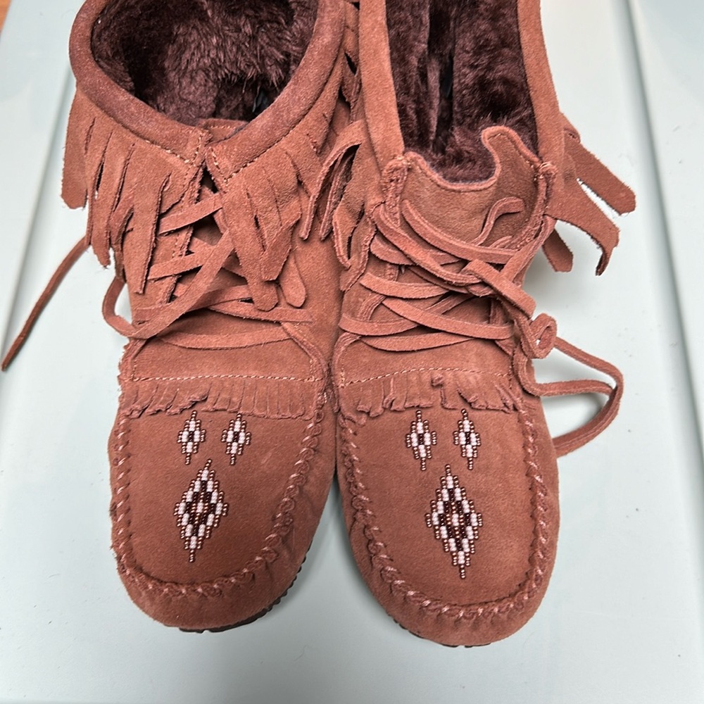 NWOT Manitobah Mukluks moc’s, size 8- beaded, fringed, suede and faux fur!